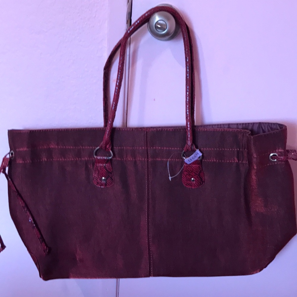 Queen Latifah red handbag